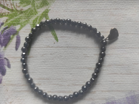 Bracelet en hématite avec un petit coeur en métal